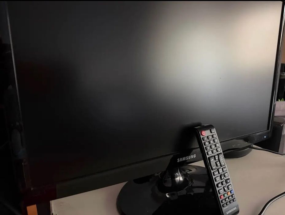 Tv pequena Samsung 24 polegadas com comando