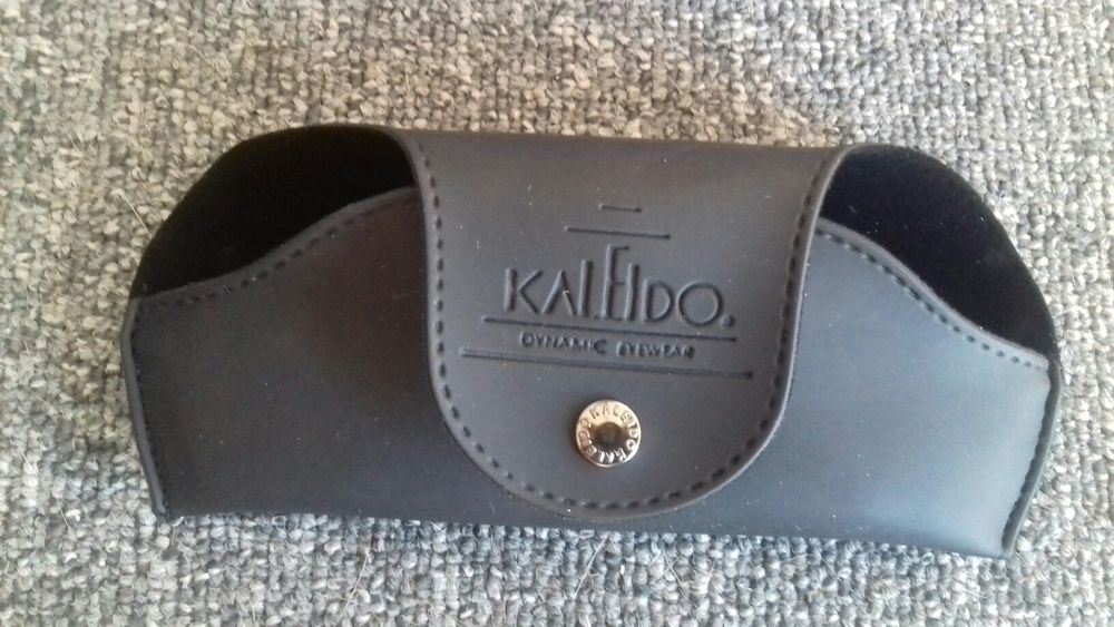 Óculos de sol novos com bolsa