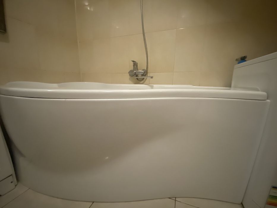 Продам акрилову ванну (асиметрична форма)