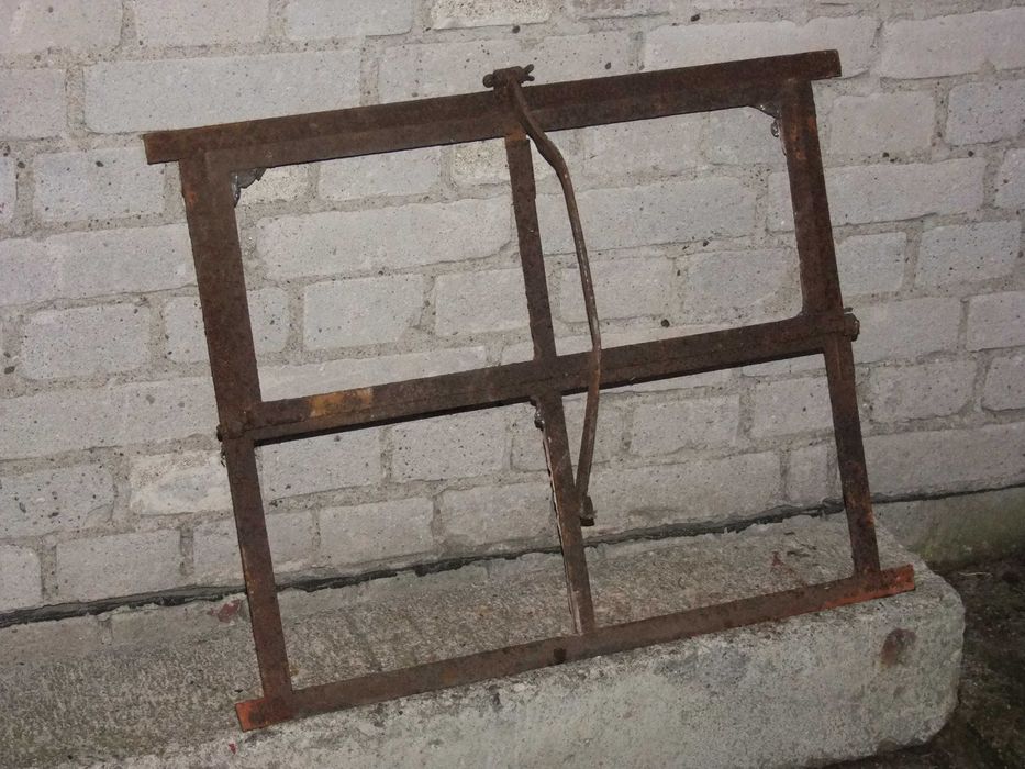 Stare okno metalowe kwadratowe