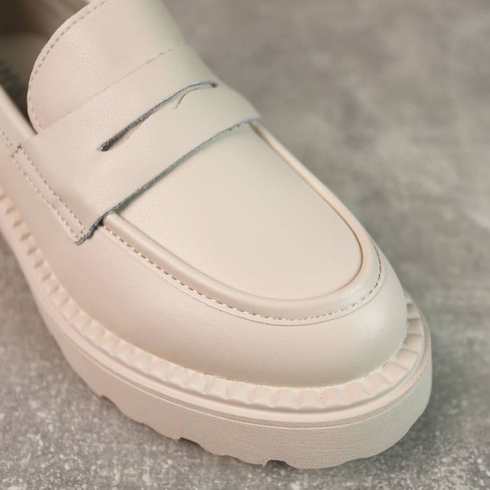 Бежеві шкіряні лофери