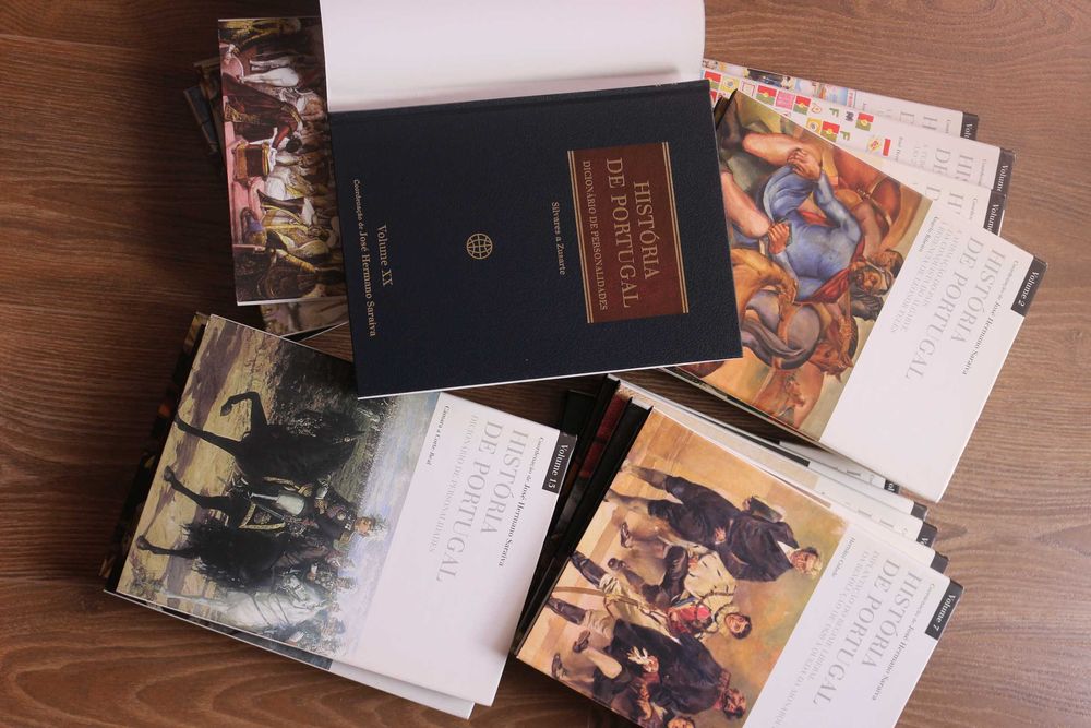 32 volumes História de Portugal com a coordenação do Historiador José Hermano Saraiva.