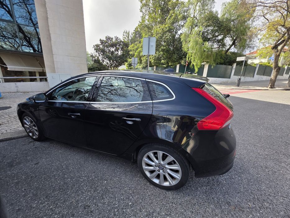 Volvo V40 D2 (2014) – Impecável | 125.000 km