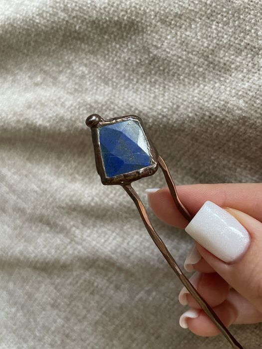 Ręcznie robiona szpilka do włosów z lazurytem – unikat z Lwowa