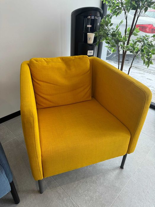 Nowoczesny fotel w żółtym kolorze