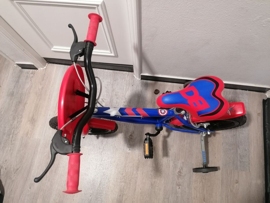 Bicicleta do Capitão América com rodas de apoio - como nova!