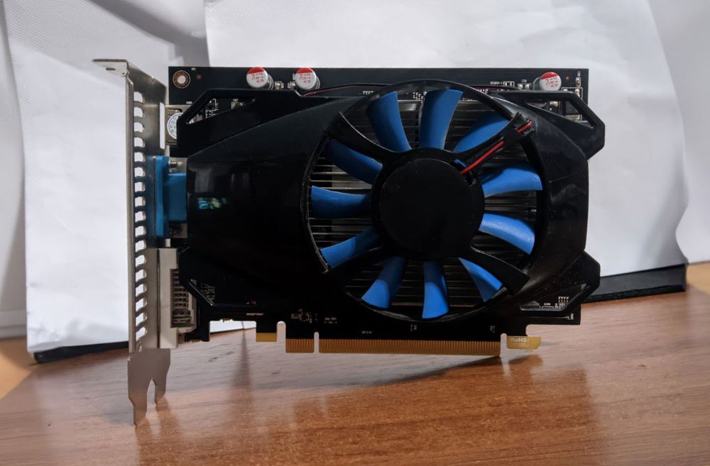 AMD Radeon R7 350 , 4 GB , 128 bit/s
