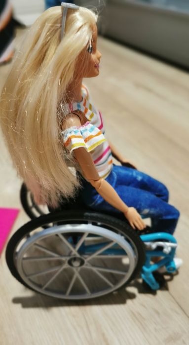 Barbie Fashionistas lalka na wózku inwalidzkim plus podjazd