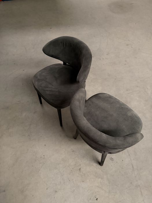 Cadeiras Estofadas em Veludo Cinzento – Design Moderno