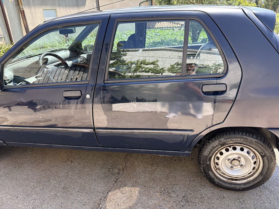 Renault Clio de 1993457027054606766081