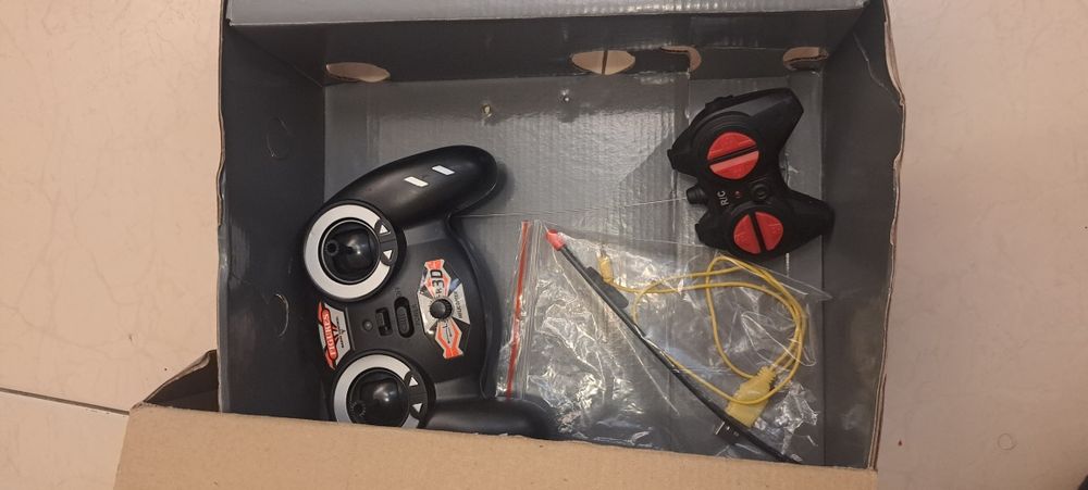 Carro e helicóptero telecomandados dentro da caixa