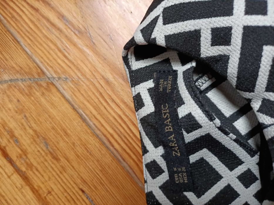 Sukienka czarno biała firmy Zara