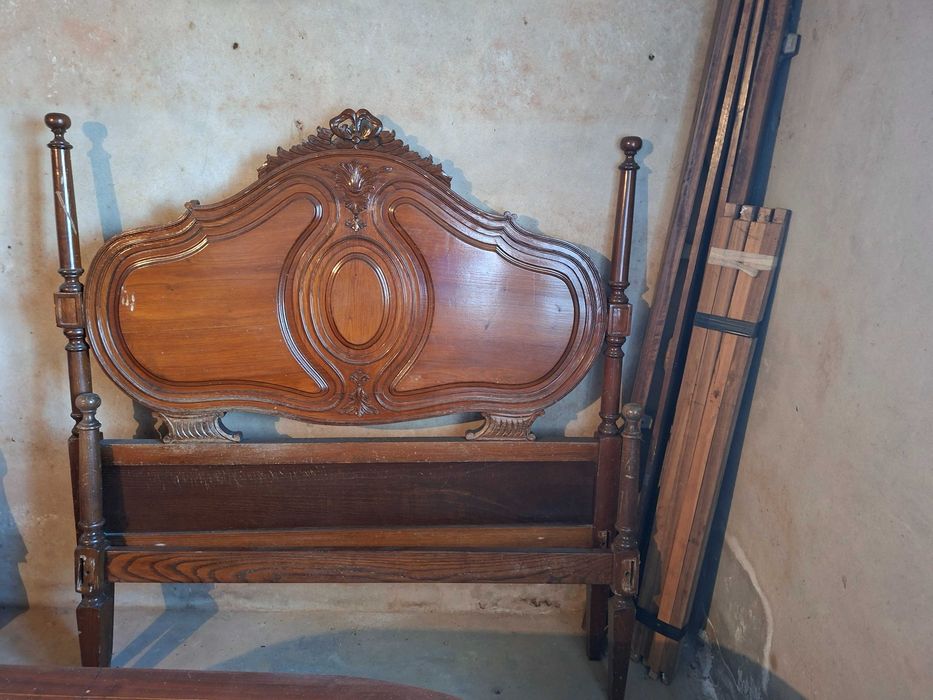 Mesa de jantar,com 8 cadeiras +  uma cama  uma cómoda e 2 mesinhas de cabeceira e um banco baú