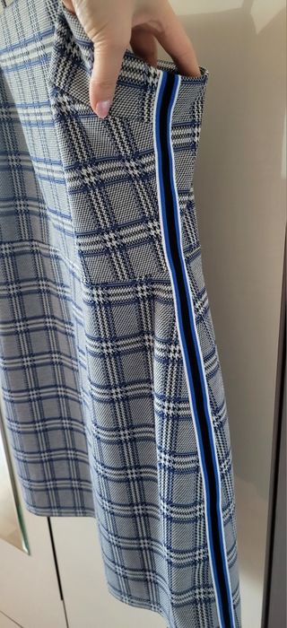 Śliczna krótka sukienka na ramiączkach w kratke z lampasem rozm.40