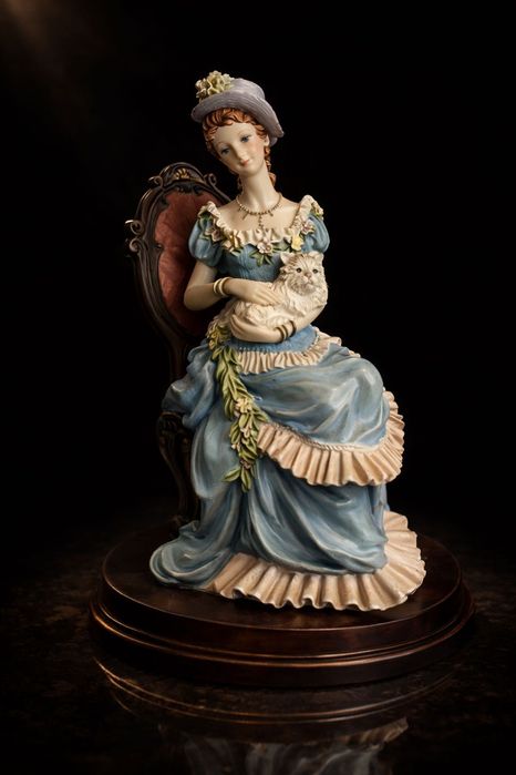 Итальянская скульптура «Дама с кошкой» • 24 см • Аристократичный шик