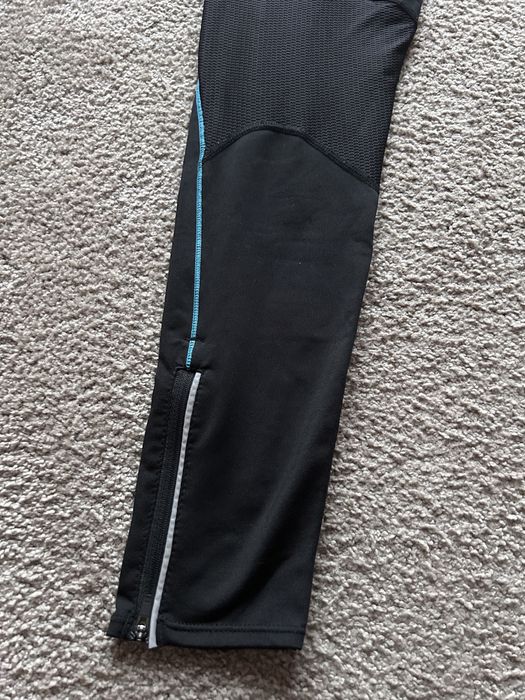 Leggings azuis e pretas