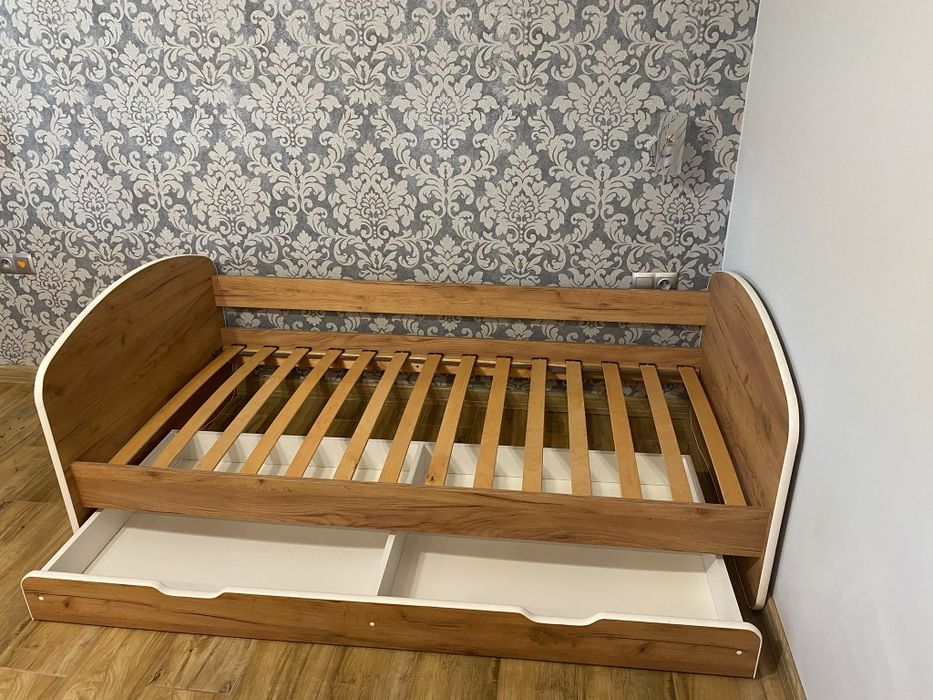 Łóżko dziecięce 180x90 z materacem