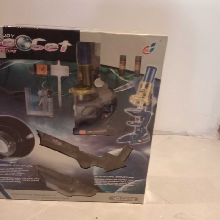 Telescópio e microscópio infantil