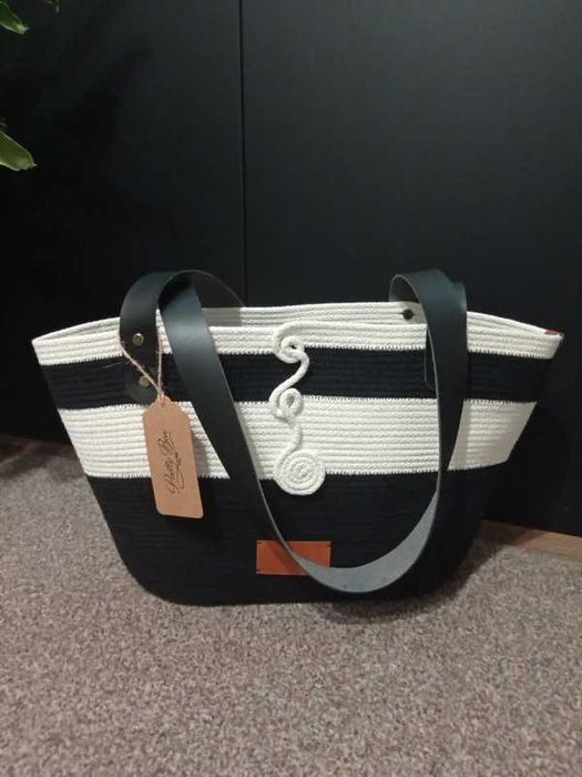 Biało czarna torebka ze sznurka.