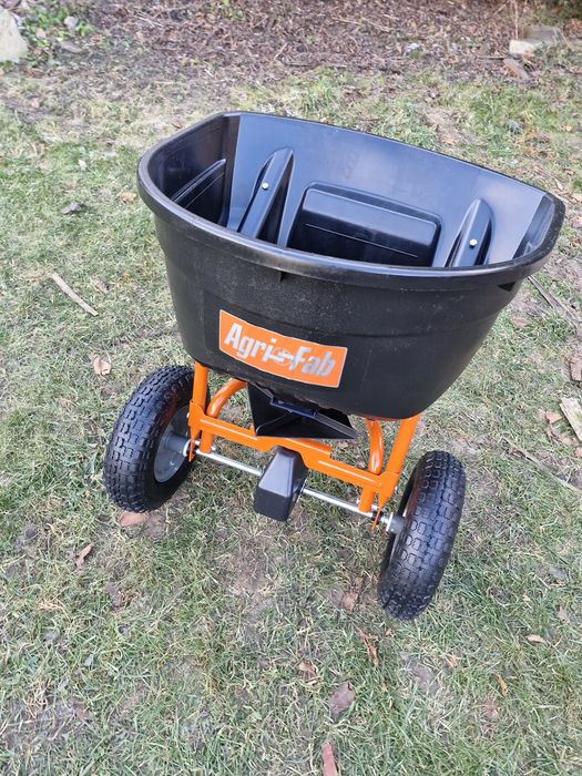 Siewnik rozsiewacz ciągniony agrifab