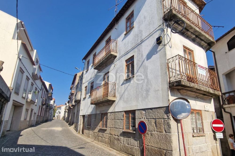 Moradia em Pedra com Potencial no Coração de Vila Nova de Tazem