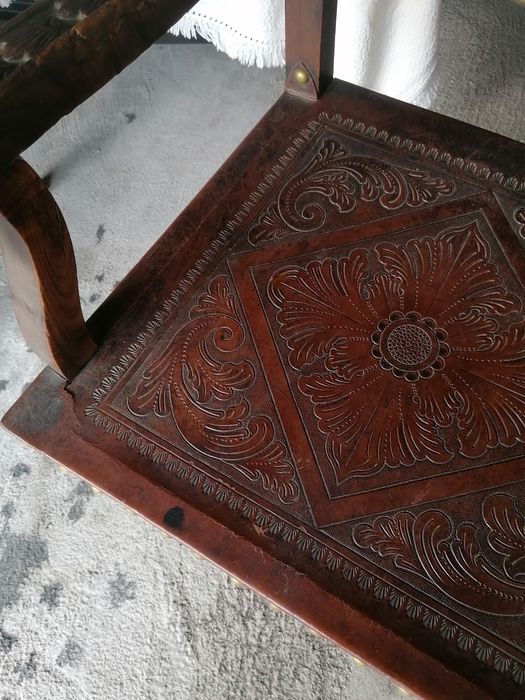 Duas poltronas antigas de couro