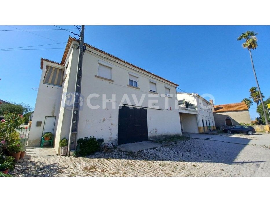 Prédio com habitação, armazém, e logradouro a 3 minutos de Tomar.
