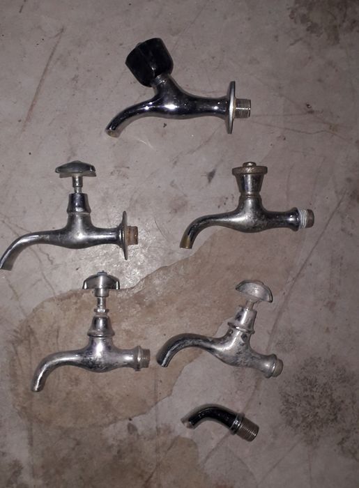 Torneiras e toalheiros etc