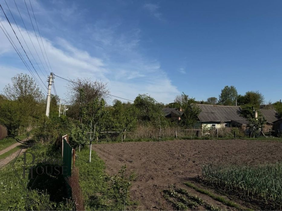 Продаж будинку та двох земельних ділянок