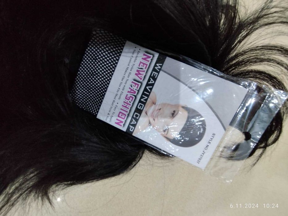 Peruka. Włosy czarne, krótkie cieniowane. + czepek