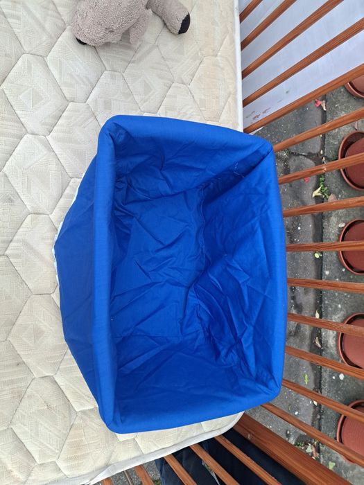 Berço de bebé de madeira