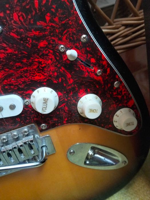 Guitarra Elétrica Squier Strat + Amplificador