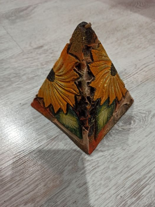 Świeca piramida ręcznie robiona