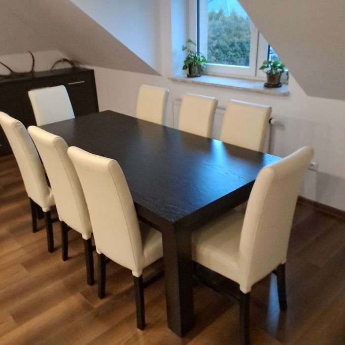 Solidny ciężki stół drewniany, rozkładany + 8 krzeseł – kremowa skóra,