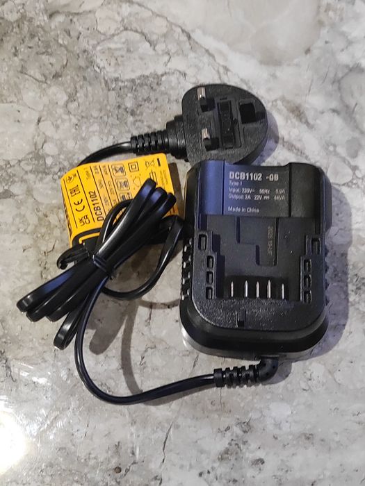 Зарядний пристрій Dewalt DCB1102