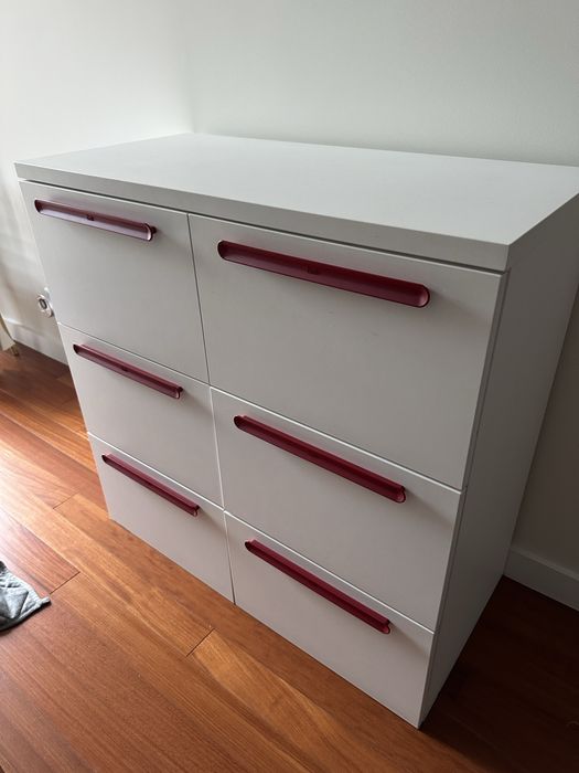 Comoda branca mais cubos azuis