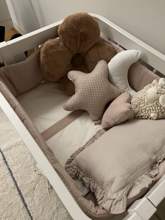 Berço que aconpanha o crescimento do bebe, muito pratico, design moderno, em excelente estado