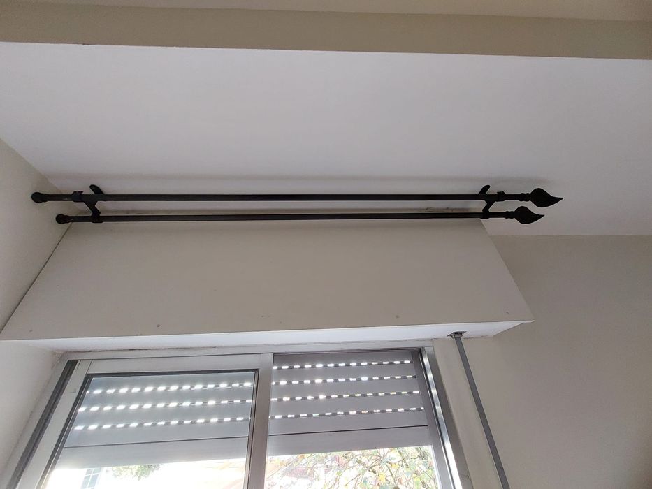 Varão duplo em preto, dois suportes para cortinados(2)