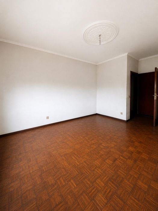 Apartamento T4 com garagem fechada