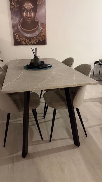 Mesa de jantar cinzenta