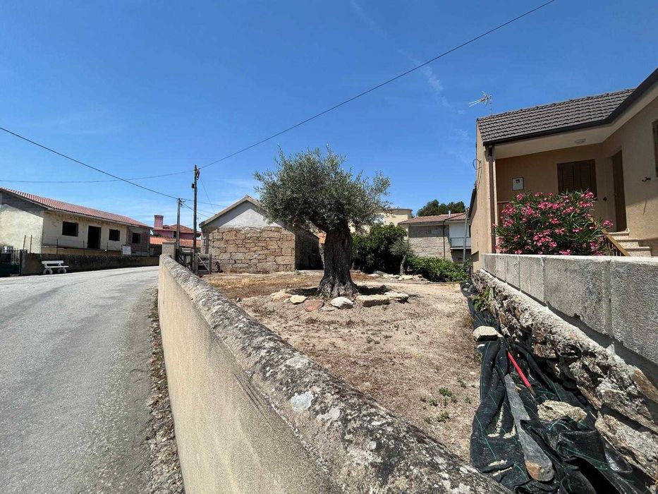 Vende‑se Palheiro / Casa em Pedra com Terreno