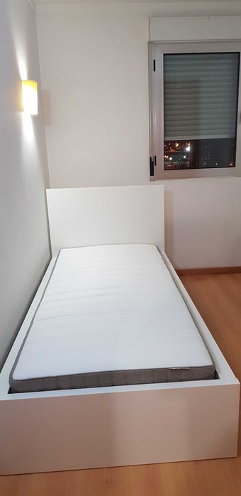 Quarto com roupeiro embutido e excelente luz natural.