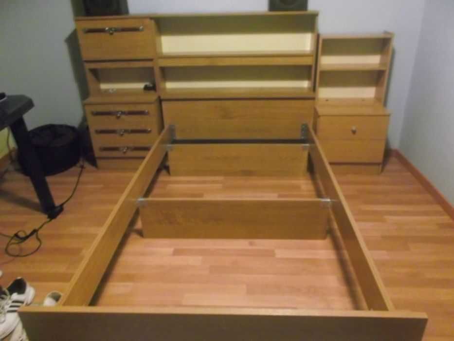 Cama solteiro + 2 mesinhas