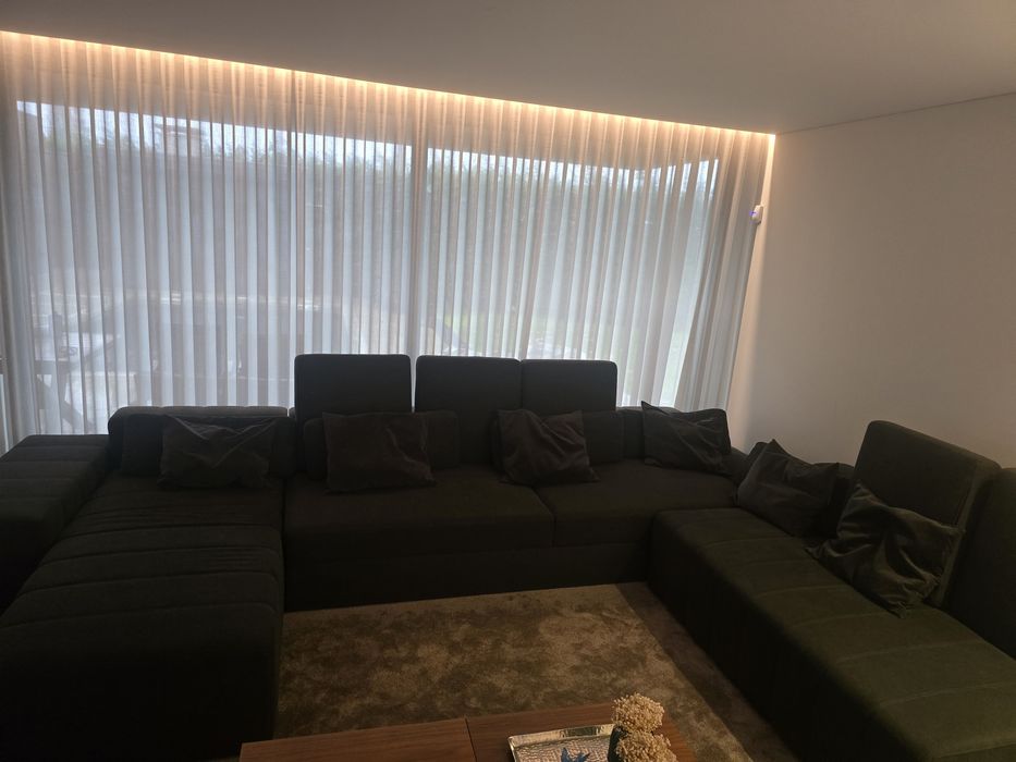 Sofa de sala em tom verde musgo