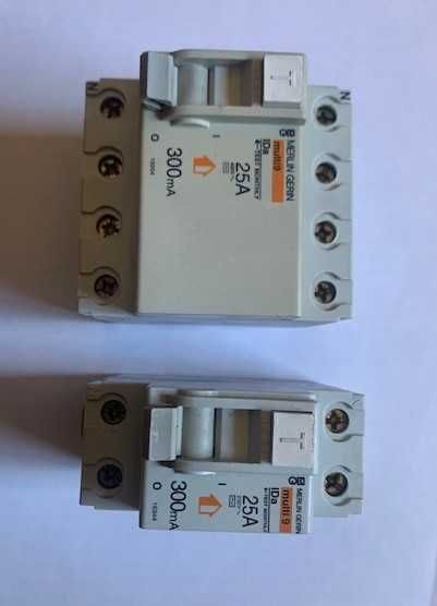 Dois disjuntores diferenciais Merlin Gerin de 25A 300ma