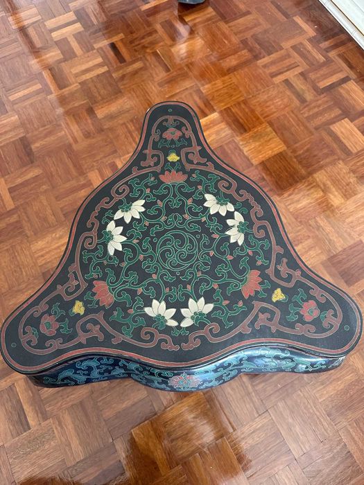 Mesa baixa chinesa em madeira lacada pintada à mão