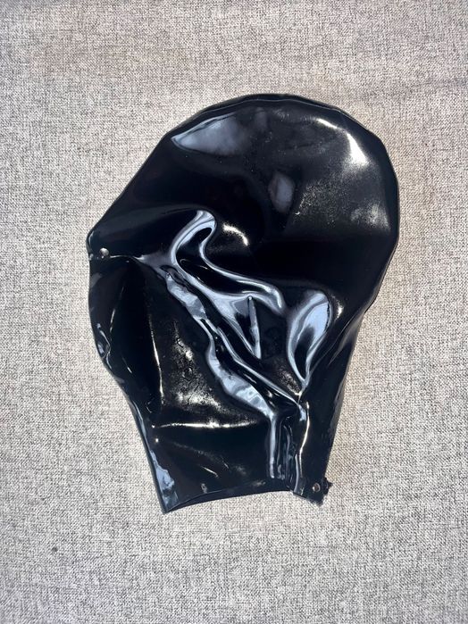 842/ Teatr Sesja Pełna maska M lateks latex czarna zamek bez oczu ust
