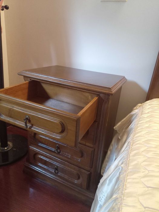 Quarto completo em madeira de castanho