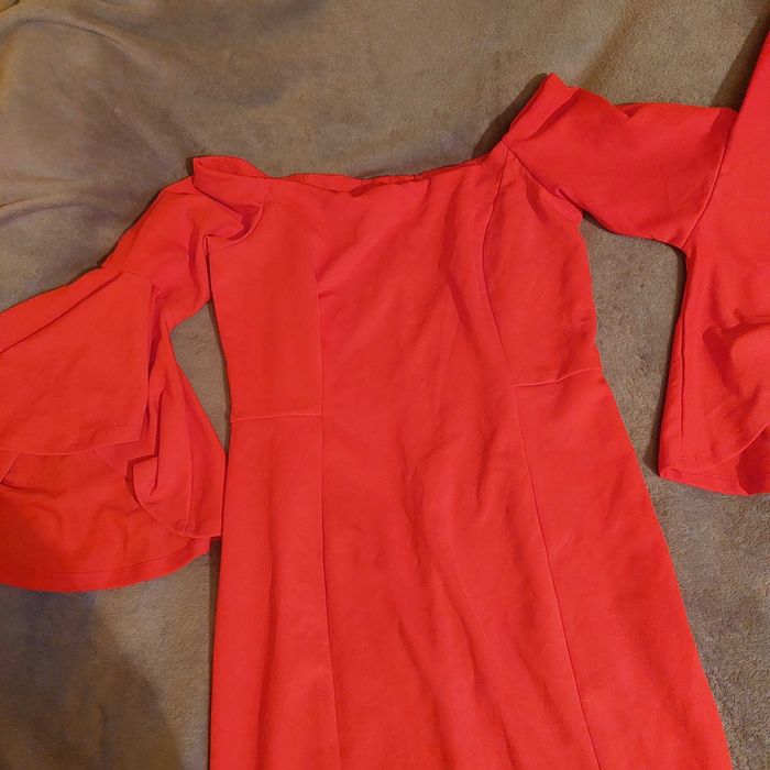 Sukienka  z szerokim rekawem