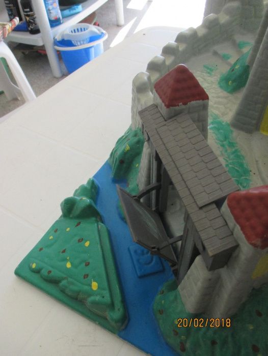 Castelo medieval em plástico